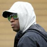 BOULDER, COLORADO - 27 DE ABRIL: O técnico Deion Sanders do Colorado Buffaloes observa enquanto seu time se aquece antes do jogo de primavera no Folsom Field em 27 de abril de 2024 em Boulder, Colorado.