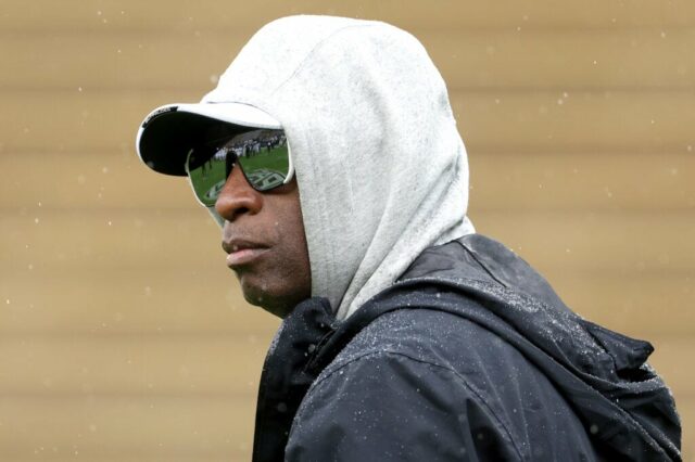 BOULDER, COLORADO - 27 DE ABRIL: O técnico Deion Sanders do Colorado Buffaloes observa enquanto seu time se aquece antes do jogo de primavera no Folsom Field em 27 de abril de 2024 em Boulder, Colorado.  