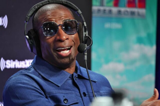 PHOENIX, ARIZONA - FEVEREIRO 09: Deion Sanders participa do SiriusXM no Super Bowl LVII em 09 de fevereiro de 2023 em Phoenix, Arizona.