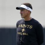 METAIRIE, LOUISIANA - 28 DE MAIO: O técnico Dennis Allen do New Orleans Saints participa do treino fora de temporada da OTA nas instalações de treino do New Orleans Saints em 28 de maio de 2024 em Metairie, Louisiana.