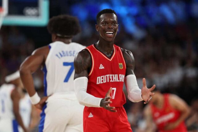 PARIS, FRANÇA - 08 DE AGOSTO: Dennis Schroder nº 17 da equipe da Alemanha reage durante uma partida das semifinais de basquete masculino entre a equipe da França e a equipe da Alemanha no décimo terceiro dia dos Jogos Olímpicos de Paris 2024 na Bercy Arena em 8 de agosto de 2024 em Paris, França.