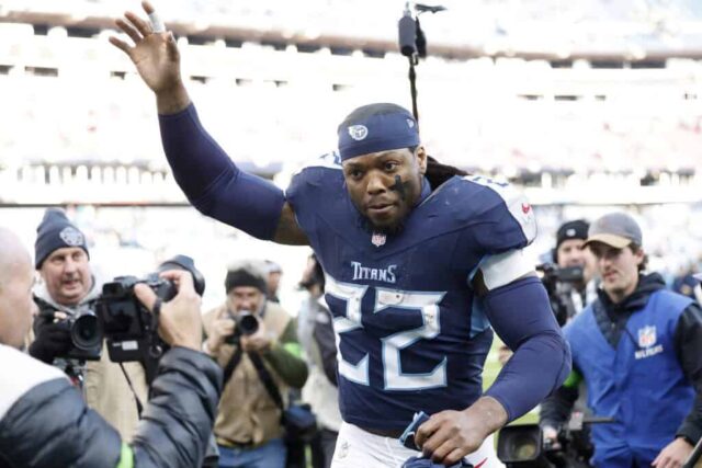 NASHVILLE, TENNESSEE - 07 DE JANEIRO: Derrick Henry nº 22 do Tennessee Titans sai de campo após o jogo contra o Jacksonville Jaguars no Nissan Stadium em 07 de janeiro de 2024 em Nashville, Tennessee.