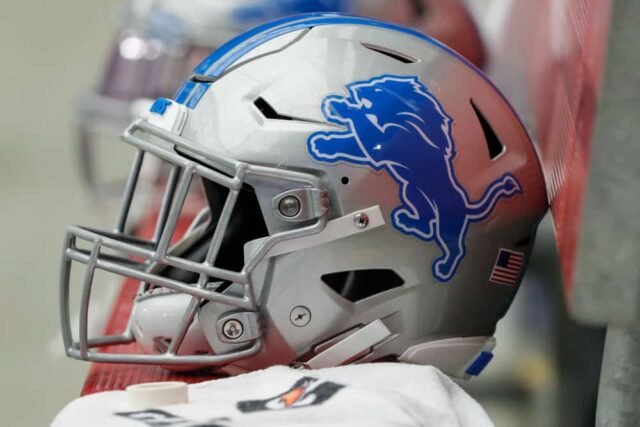 Uma visão detalhada de um capacete do Detroit Lions durante o jogo de futebol americano da NFL entre o Detroit Lions e o Arizona Cardinals em 8 de setembro de 2019 no State Farm Stadium em Glendale, Arizona.