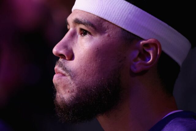 PHOENIX, ARIZONA - 12 DE DEZEMBRO: Devin Booker # 1 do Phoenix Suns durante o jogo da NBA no Footprint Center em 12 de dezembro de 2023 em Phoenix, Arizona. Os Suns derrotaram os Warriors por 119-116. NOTA AO USUÁRIO: O Usuário reconhece e concorda expressamente que, ao baixar e/ou usar esta fotografia, o Usuário está concordando com os termos e condições do Contrato de Licença da Getty Images.