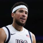 LILLE, FRANÇA - 31 DE JULHO: Devin Booker nº 15 da equipe dos Estados Unidos observa durante uma fase de grupos masculina - jogo do Grupo C entre os Estados Unidos e o Sudão do Sul no quinto dia dos Jogos Olímpicos de Paris 2024 no Stade Pierre Mauroy em 31 de julho, 2024 em Lille, França.