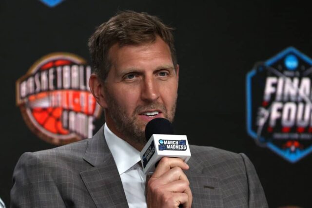 O homenageado Dirk Nowitzki fala durante a conferência de imprensa do Naismith Hall of Fame de 2023 no NRG Stadium em 01 de abril de 2023 em Houston, Texas.