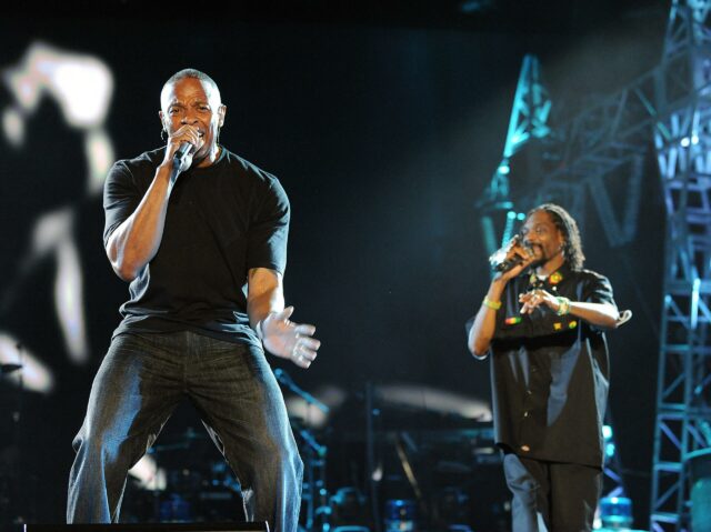 Dr. Dre e Snoop Dogg se apresentando