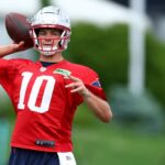 FOXBOROUGH, MASSACHUSETTS - 29 DE MAIO: Drake Maye # 10 do New England Patriots joga a bola durante o treino fora de temporada do New England Patriots OTA em 29 de maio de 2024 em Foxborough, Massachusetts.