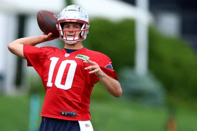 FOXBOROUGH, MASSACHUSETTS - 29 DE MAIO: Drake Maye # 10 do New England Patriots joga a bola durante o treino fora de temporada do New England Patriots OTA em 29 de maio de 2024 em Foxborough, Massachusetts.