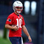 FOXBOROUGH, MASSACHUSETTS - 29 DE MAIO: Drake Maye # 10 do New England Patriots observa durante o treino fora de temporada do New England Patriots OTA em 29 de maio de 2024 em Foxborough, Massachusetts.