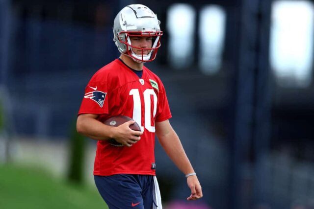 FOXBOROUGH, MASSACHUSETTS - 29 DE MAIO: Drake Maye # 10 do New England Patriots observa durante o treino fora de temporada do New England Patriots OTA em 29 de maio de 2024 em Foxborough, Massachusetts. 