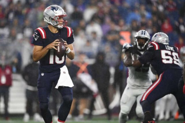 FOXBOROUGH, MASSACHUSETTS - 08 DE AGOSTO: Drake Maye # 10 do New England Patriots tenta fazer um passe durante o primeiro quarto de um jogo de pré-temporada contra o Carolina Panthers no Gillette Stadium em 08 de agosto de 2024 em Foxborough, Massachusetts.