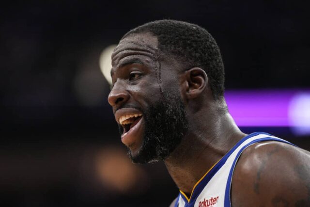 Draymond Green # 23 do Golden State Warriors grita para o banco durante o segundo quarto do jogo contra o Sacramento Kings da Rodada 1, Jogo 1 dos Playoffs da NBA de 2023 no Golden 1 Center em 15 de abril de 2023 em Sacramento, Califórnia.  NOTA AO USUÁRIO: O Usuário reconhece e concorda expressamente que, ao baixar e/ou usar esta fotografia, o Usuário está concordando com os termos e condições do Contrato de Licença da Getty Images.