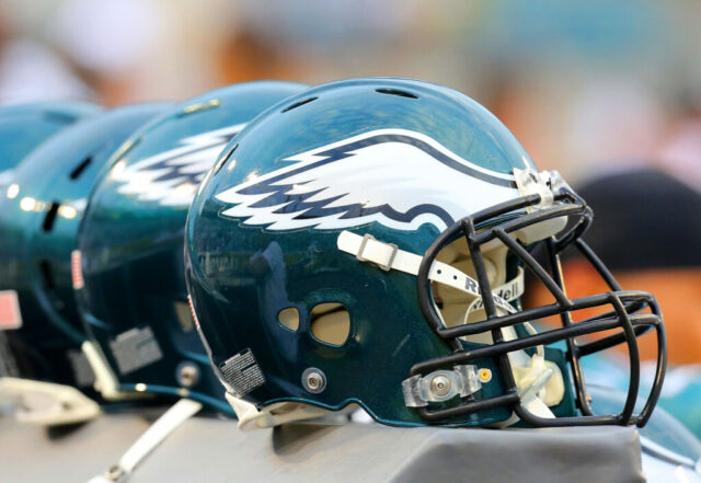 Uma fileira de capacetes do Philadelphia Eagles ficam de lado antes de um jogo contra o Jacksonville Jaguars no EverBank Field em 24 de agosto de 2013 em Jacksonville, Flórida.