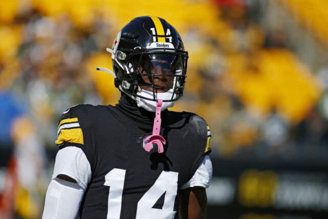 George Pickens, nº 14 do Pittsburgh Steelers, observa antes de um jogo contra o Green Bay Packers no Acrisure Stadium em 12 de novembro de 2023 em Pittsburgh, Pensilvânia.