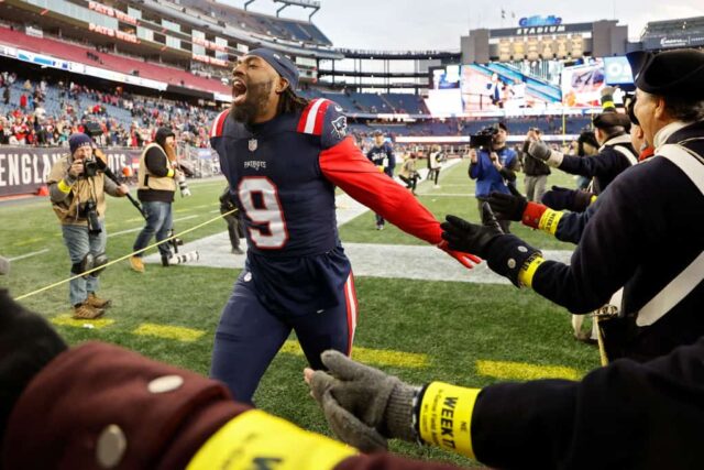 Matthew Judon #9 do New England Patriots sai de campo após uma vitória contra o Miami Dolphins no Gillette Stadium em 01 de janeiro de 2023 em Foxborough, Massachusetts.
