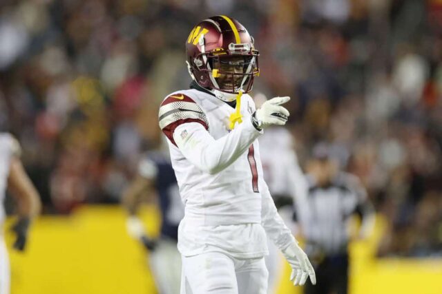 Jahan Dotson nº 1 do Washington Commanders observa durante o segundo tempo do jogo contra o Dallas Cowboys no FedExField em 8 de janeiro de 2023 em Landover, Maryland.