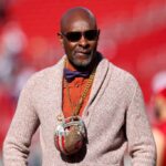 O membro do Hall da Fama da NFL, Jerry Rice, observa antes de um jogo entre o Dallas Cowboys e o San Francisco 49ers no jogo NFC Divisional Playoff no Levi's Stadium em 22 de janeiro de 2023 em Santa Clara, Califórnia.