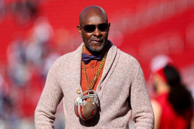 O membro do Hall da Fama da NFL, Jerry Rice, observa antes de um jogo entre o Dallas Cowboys e o San Francisco 49ers no jogo NFC Divisional Playoff no Levi's Stadium em 22 de janeiro de 2023 em Santa Clara, Califórnia.