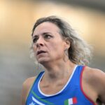 Valentina Petrillo, da Itália, compete na final dos 400m femininos T12 durante o sexto dia do Campeonato Mundial de Paraatletismo