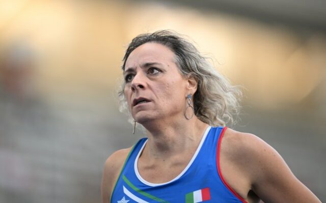 Valentina Petrillo, da Itália, compete na final dos 400m femininos T12 durante o sexto dia do Campeonato Mundial de Paraatletismo