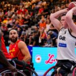 Seleção britânica de basquete em cadeira de rodas fotografada jogando contra a Espanha