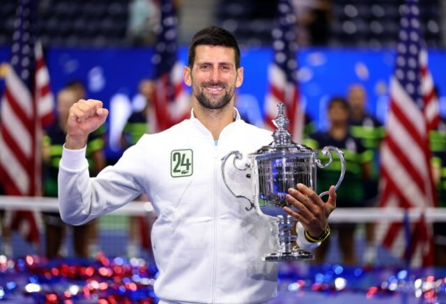 Novak Djokovic fotografado com o troféu de simples masculino do Aberto dos Estados Unidos em 2023