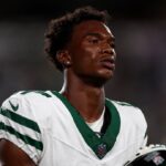 Garrett Wilson, nº 17 do New York Jets, observa antes do jogo contra o Buffalo Bills no MetLife Stadium em 11 de setembro de 2023 em East Rutherford, Nova Jersey.