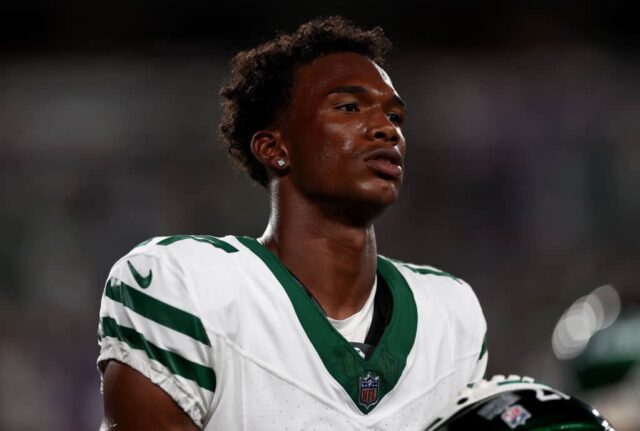 Garrett Wilson, nº 17 do New York Jets, observa antes do jogo contra o Buffalo Bills no MetLife Stadium em 11 de setembro de 2023 em East Rutherford, Nova Jersey.