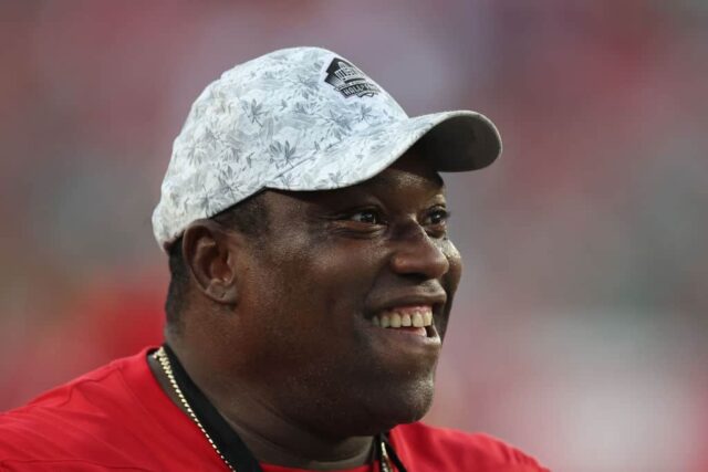 O membro do Hall da Fama Warren Sapp é visto em campo antes de um jogo entre o Tampa Bay Buccaneers e o Philadelphia Eagles no Raymond James Stadium em 25 de setembro de 2023 em Tampa, Flórida.