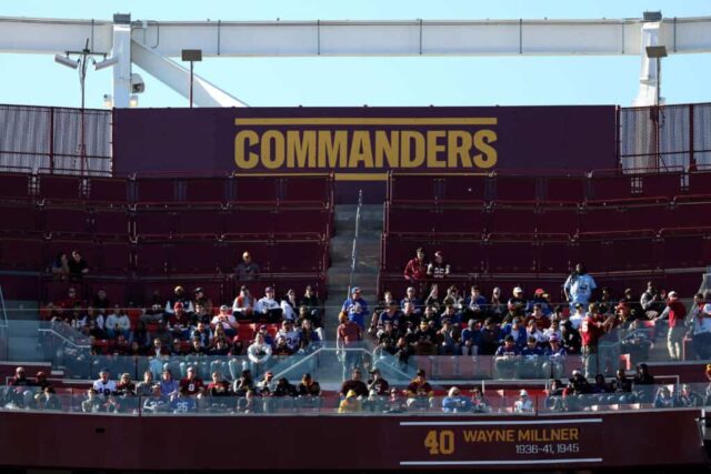 LANDOVER, MARYLAND - 19 DE NOVEMBRO: Uma visão geral do convés superior do FedExField durante a segunda metade do jogo Washington Commanders e New York Giants em 19 de novembro de 2023 em Landover, Maryland. 