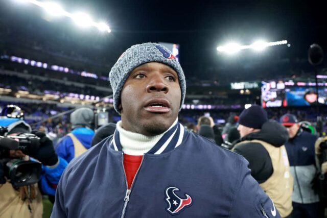 O técnico DeMeco Ryans, do Houston Texans, sai de campo após ser derrotado pelo Baltimore Ravens no jogo do AFC Divisional Playoff no M&T Bank Stadium em 20 de janeiro de 2024 em Baltimore, Maryland.