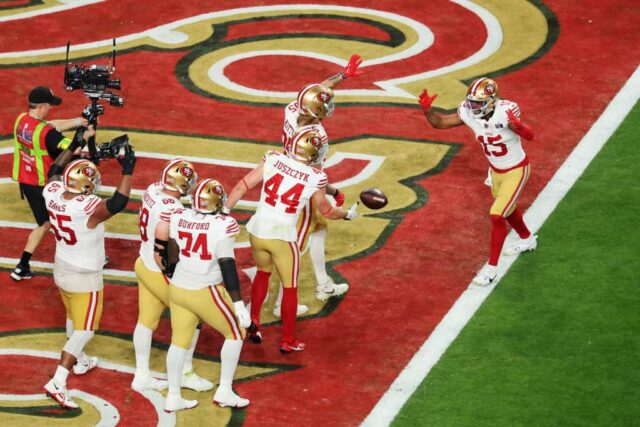 Jauan Jennings nº 15 do San Francisco 49ers comemora com seus companheiros de equipe após marcar um touchdown no quarto período contra o Kansas City Chiefs durante o Super Bowl LVIII no Allegiant Stadium em 11 de fevereiro de 2024 em Las Vegas, Nevada.