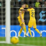 VIGO, ESPANHA - 17 DE FEVEREIRO: Robert Lewandowski do FC Barcelona comemora marcar o primeiro gol de seu time com o companheiro Lamine Yamal durante a partida LaLiga EA Sports entre Celta Vigo e FC Barcelona no Estadio Balaidos em 17 de fevereiro de 2024 em Vigo, Espanha. (Foto de Juan Manuel Serrano Arce/Getty Images)