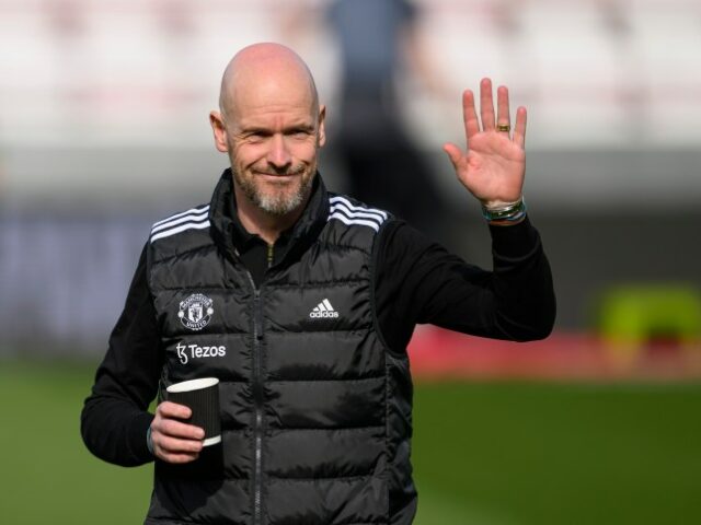 O técnico do Manchester United, Erik ten Hag, acena para a câmera com um café na mão