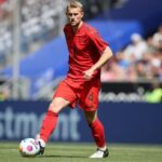 Matthijs de Ligt controla a bola durante a partida da Bundesliga entre TSG Hoffenheim e FC Bayern Munich