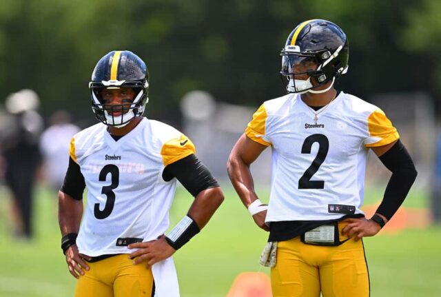 Russell Wilson # 3 observa ao lado de Justin Fields # 2 do Pittsburgh Steelers durante o treino fora de temporada do Pittsburgh Steelers OTA no UPMC Rooney Sports Complex em 6 de junho de 2024 em Pittsburgh, Pensilvânia.