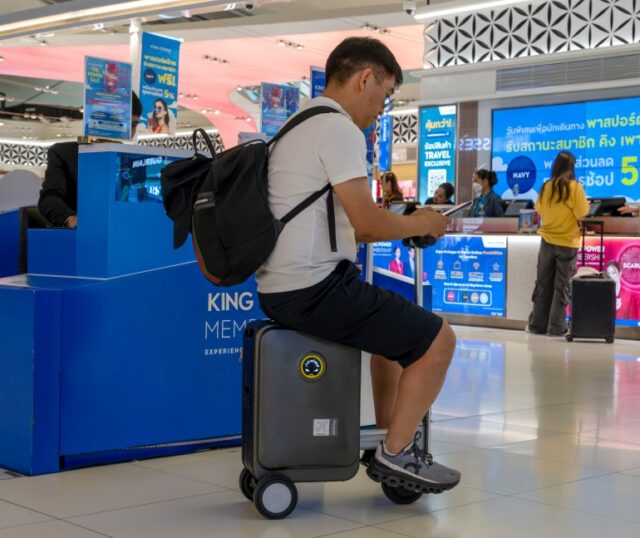 Passageiros usando malas elétricas inteligentes no aeroporto de Bangkok, Tailândia.  (Foto: Bob Henry/UCG/Universal Images Group via Getty Images)