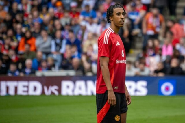 Leny Yoro jogando pelo Manchester United