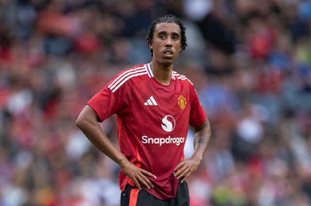 Leny Yoro, do Manchester United