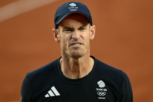 Andy Murray reage ao jogar com o britânico Daniel Evans nos Jogos Olímpicos de Paris
