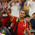 O espanhol Rafael Nadal se despede depois que ele e o espanhol Carlos Alcaraz perdem para o norte-americano Austin Krajicek e o norte-americano Rajeev Ram na partida de tênis de duplas masculinas das quartas de final na quadra Philippe-Chatrier, no Estádio Roland-Garros