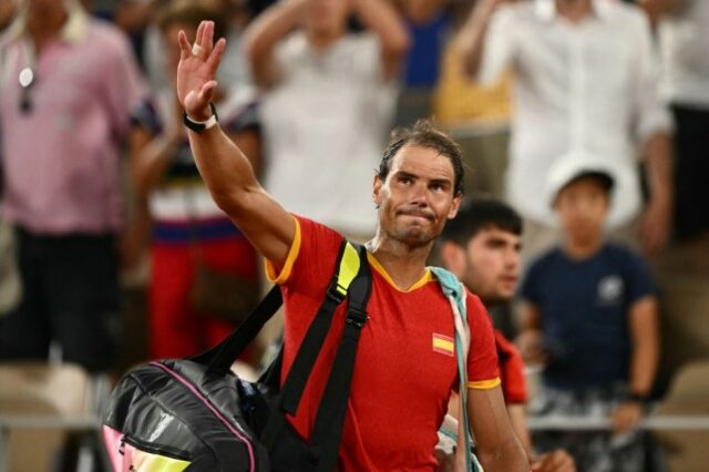 O espanhol Rafael Nadal se despede depois que ele e o espanhol Carlos Alcaraz perdem para o norte-americano Austin Krajicek e o norte-americano Rajeev Ram na partida de tênis de duplas masculinas das quartas de final na quadra Philippe-Chatrier, no Estádio Roland-Garros