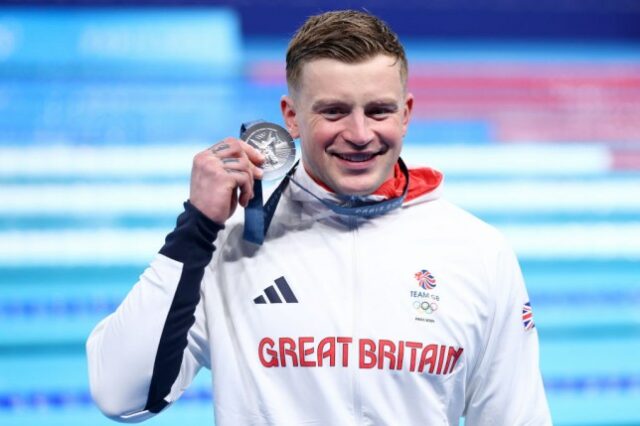 O medalhista de prata Adam Peaty, da equipe da Grã-Bretanha, posa após a cerimônia de medalha de natação após a final dos 100m peito masculino no segundo dia dos Jogos Olímpicos de Paris 2024