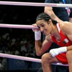 Imane Khelif, da Argélia, sai após sua luta preliminar feminina de boxe das oitavas de final até 66 kg contra a italiana Angela Carini durante os Jogos Olímpicos de Paris 2024