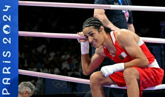 Imane Khelif, da Argélia, sai após sua luta preliminar feminina de boxe das oitavas de final até 66 kg contra a italiana Angela Carini durante os Jogos Olímpicos de Paris 2024