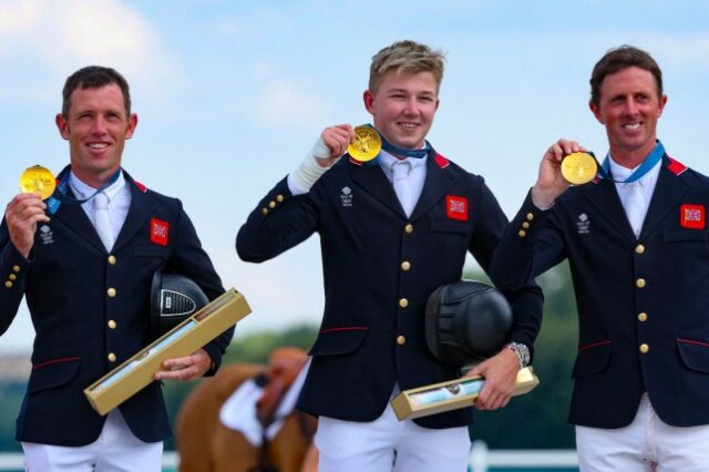 Scott Brash, Harry Charles e Ben Maher da equipe GB com suas medalhas de ouro olímpicas