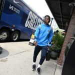 Moises Caicedo fotografado saindo de um ônibus do time do Chelsea nos Estados Unidos em sua turnê de pré-temporada