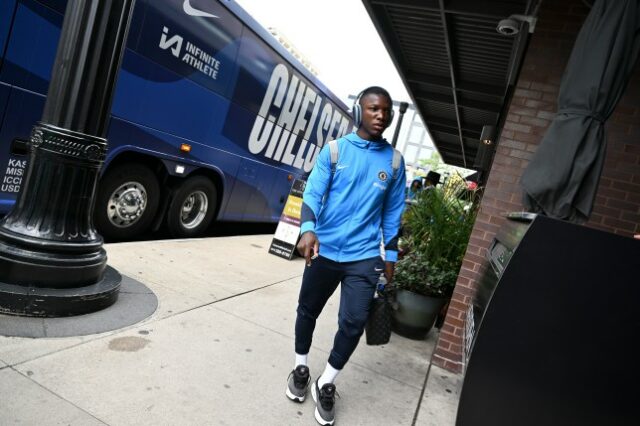 Moises Caicedo fotografado saindo de um ônibus do time do Chelsea nos Estados Unidos em sua turnê de pré-temporada