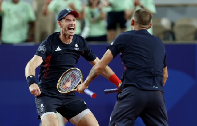 Andy Murray, da equipe da Grã-Bretanha, comemora com o parceiro Dan Evans nos Jogos Olímpicos de Paris